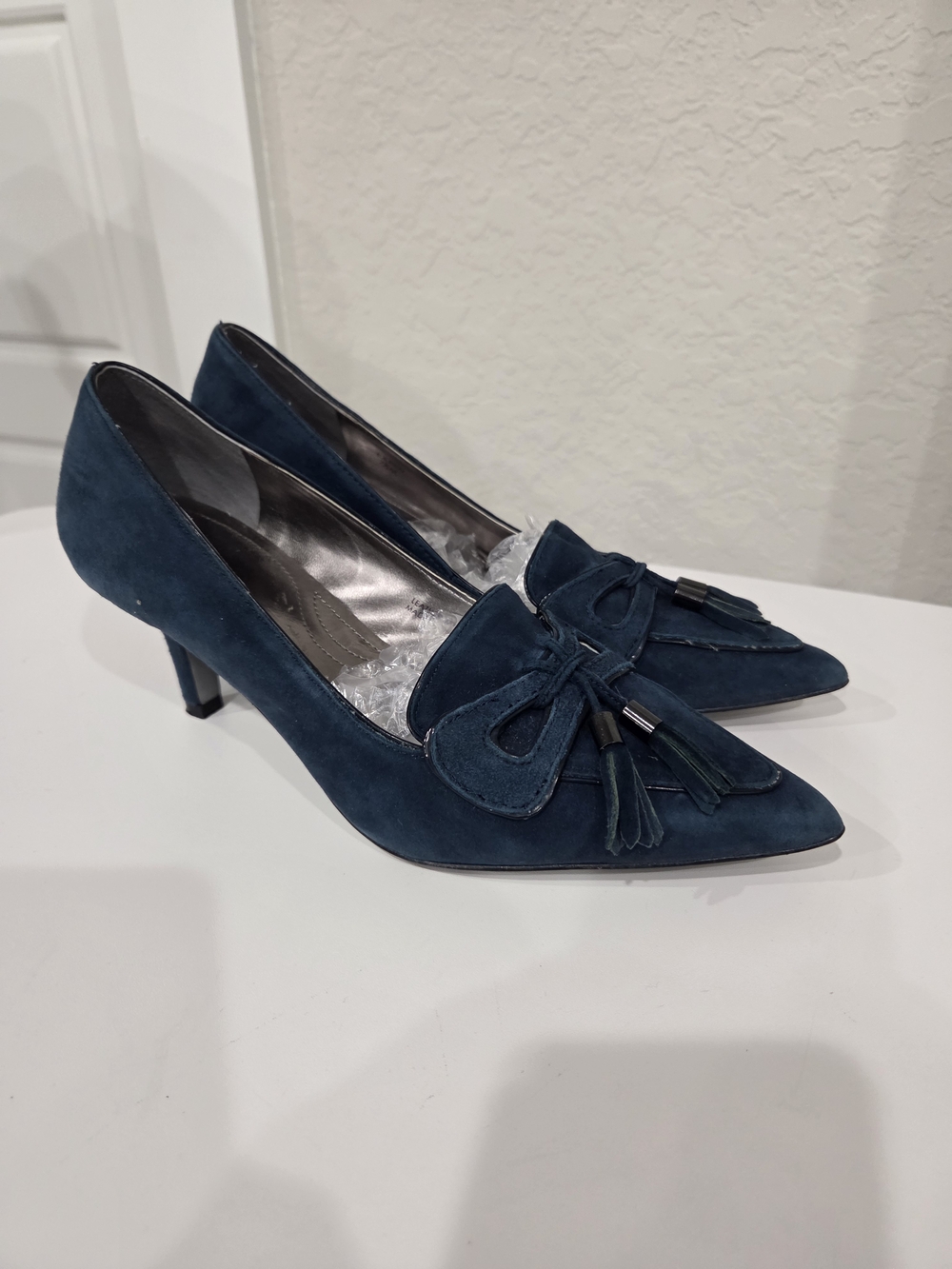 Tahari Pointed Toe Tassel Leather Pumps - Deep Teal Soze 8